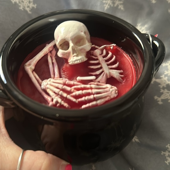 Cauldron Red Candle with melting skeleton - Picture 5 of 5